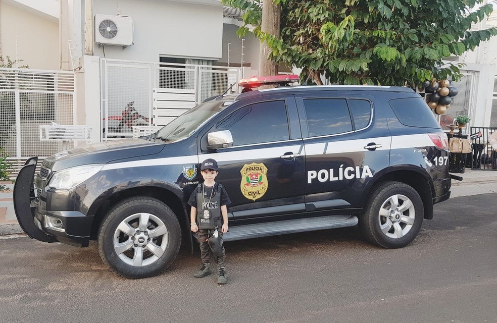 Garoto ganha festa de aniversário com tema da Polícia Civil — Foto: Polícia Civil 