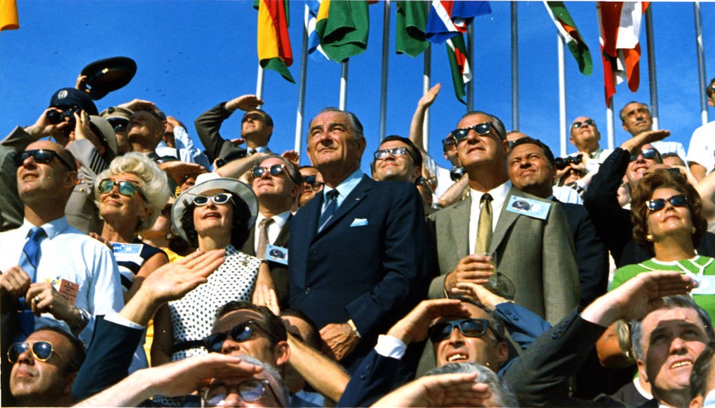 O ex-presidente dos Estados Unidos Lyndon B. Johnson e o então vice-presidente Spiro Agnew entre os espectadores do lançamento da Apollo 11, que decolou do Pad 39A no Kennedy Space Center às 9h32 de EDT em 16 de julho de 1969 (Foto: NASA)