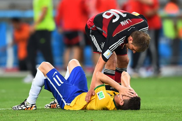 Lahm consola Oscar após goleada da Alemanha sobre o Brasil por 7 a 1 (Foto: Getty Images)