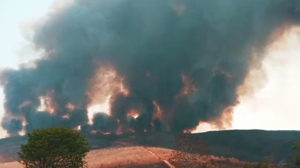 Incêndio de grandes proporções atinge área de vegetação na Serra da Lagoa Preta, sudoeste da Bahia — Foto: Arquivo Pessoal
