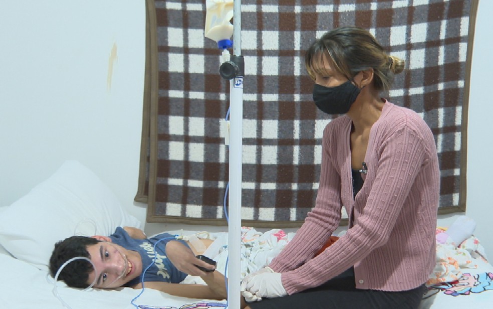 Nilva Costa da Silva e o filho, Carlos Daniel — Foto: Reprodução/TV Anhanguera