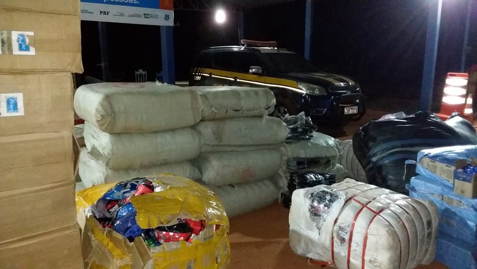 Brinquedos, roupas e bebidas sem nota fiscal também foram encontrados em caminhão baú. — Foto: PRF/Divulgação