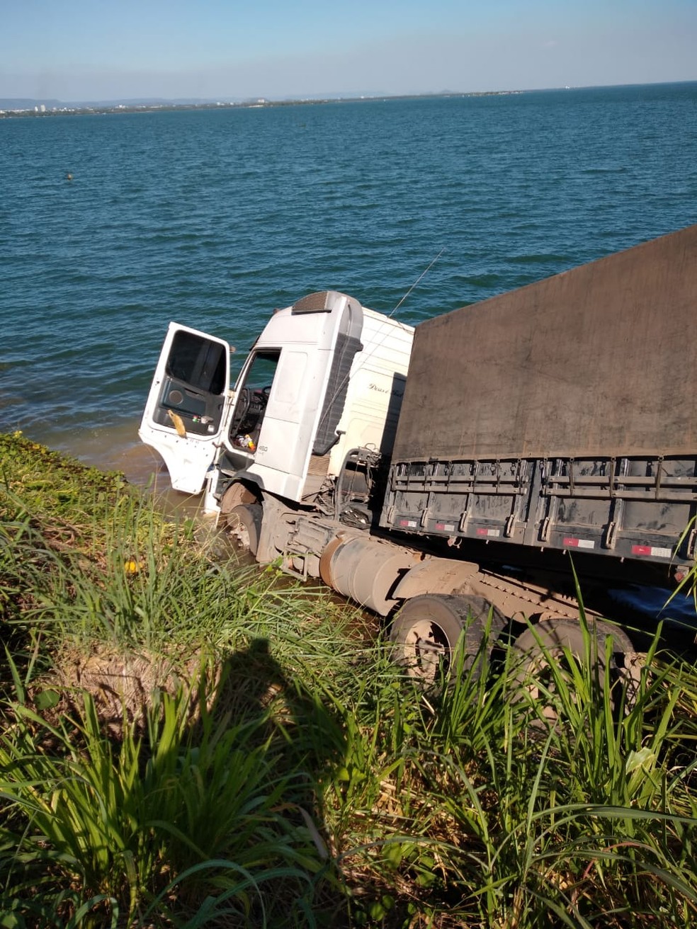 Caminhão caiu no Lago de Palmas — Foto: Corpo de Bombeiros/ Divulgação