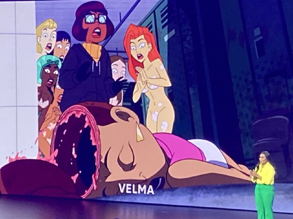 O apelo adulto de Velma foi destacado em imagem divulgada pelo site Variety, onde é mostrado um cadáver sem cérebro — Foto: Reprodução/Variety