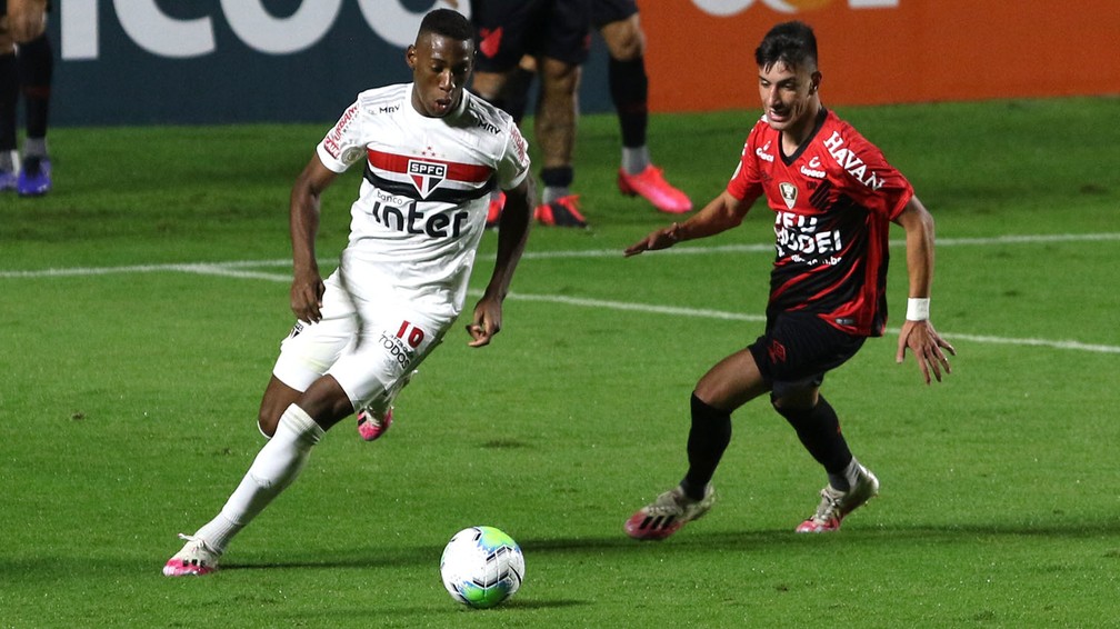 Léo, do São Paulo, em jogo contra o Athletico — Foto: Rubens Chiri/Saopaulofc.net