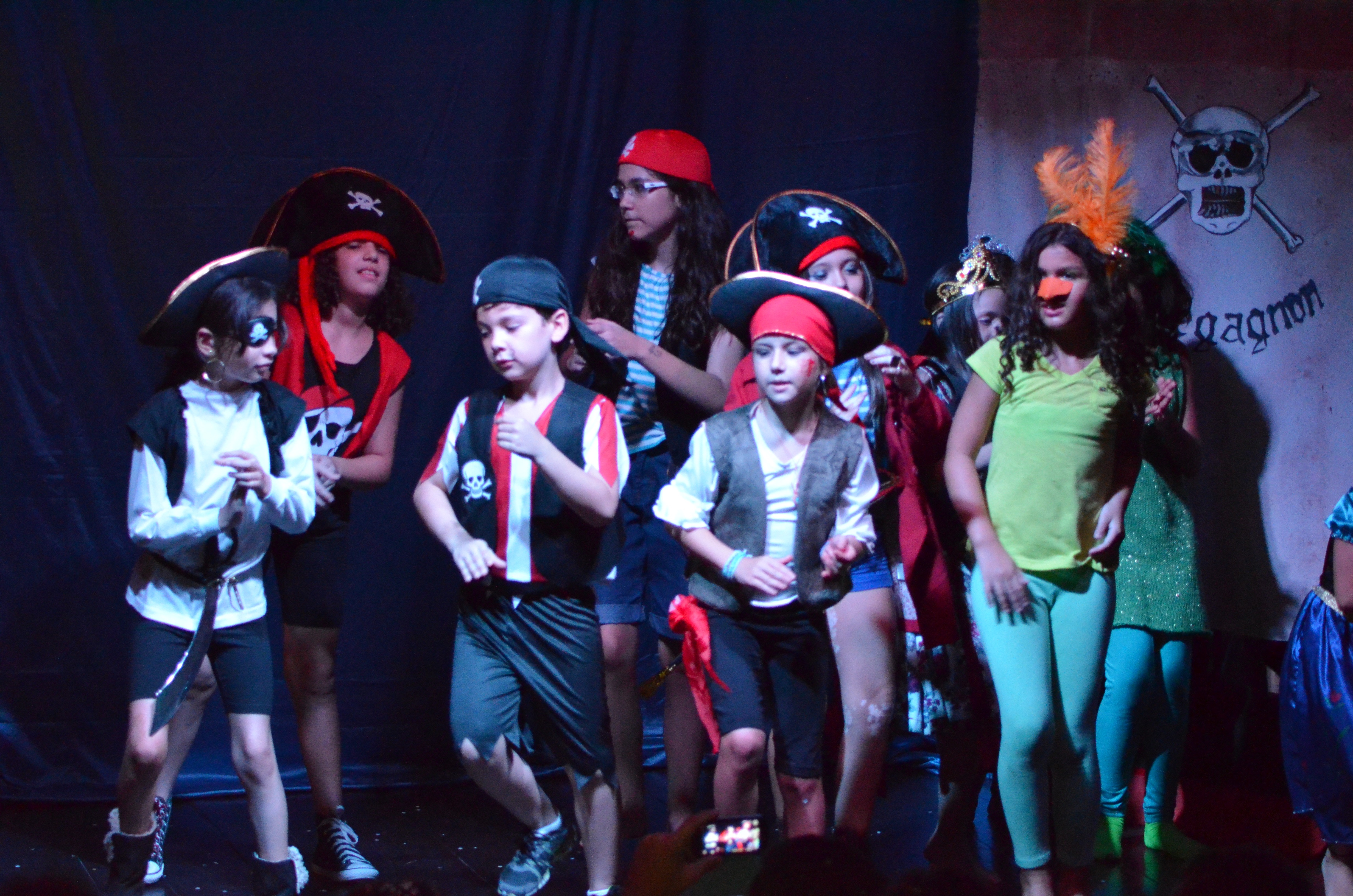 Crianças apresentam peça na colônica da Companhia de Teatro Contemporâneo. (Foto: Divulgação)