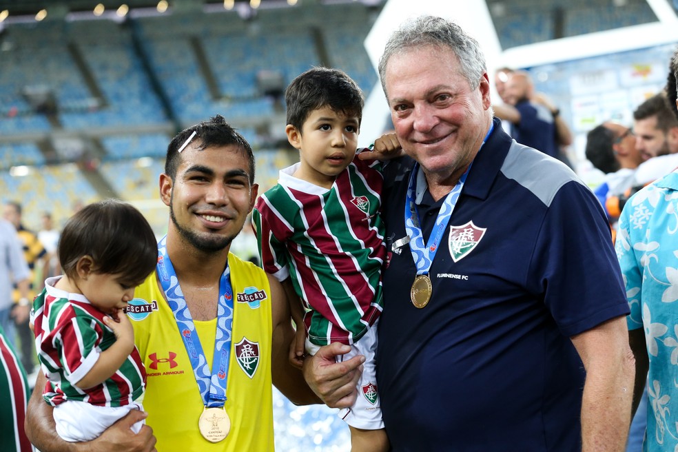 Sornoza e Abel Braga com as medalhas nos peitos (Foto: LUCAS MERÃ‡ON / FLUMINENSE F.C.)