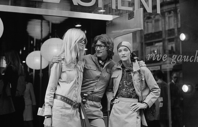 Yves Saint Laurent, French designer with two fashion models, Betty Catroux (left) and Loulou de la Falaise, outside his 'Rive Gauche' shop.   (Photo by John Minihan/Getty Images) (Foto: Getty Images)