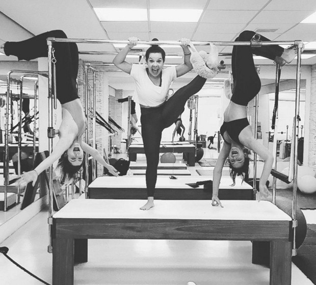Fernanda Souza na aula de pilates com as amigas Julia Faria e Bruna Marquezine (Foto: Reprodução Instagram)