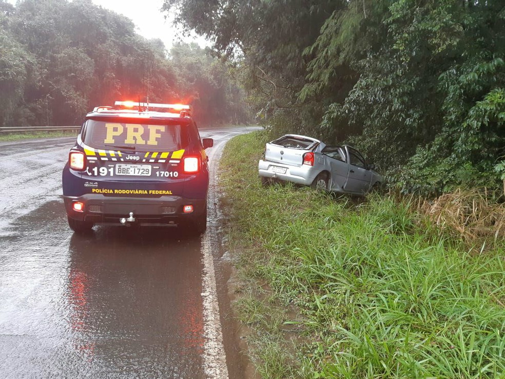 Carro capotou e bateu em Ã¡rvore em CandÃ³i â€” Foto: DivulgaÃ§Ã£o/PRF