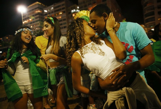 Casal se beija após vitória do Brasil sobre Camarões, na segunda-feira (Foto: Getty Images)
