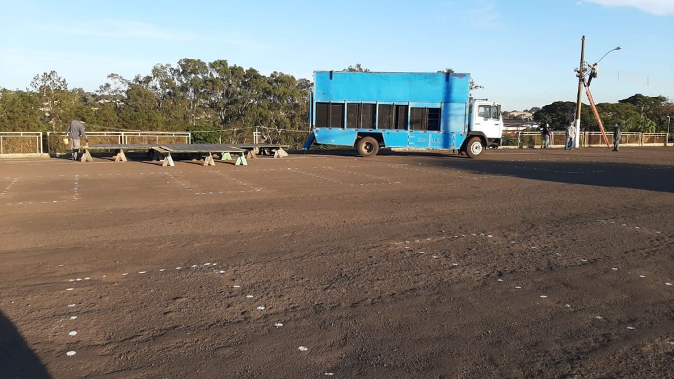 Ourinhos libera celebra&ccedil;&otilde;es religiosas &lsquo;drive-in&rsquo; em recinto de exposi&ccedil;&atilde;o agropecu&aacute;ria &mdash; Foto: Adolfo Lima/TV TEM