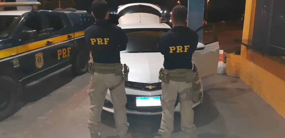 Carro roubado na cidade de Recife-PE é encontrado na BR-135, em São Luís — Foto: Divulgação/PRF