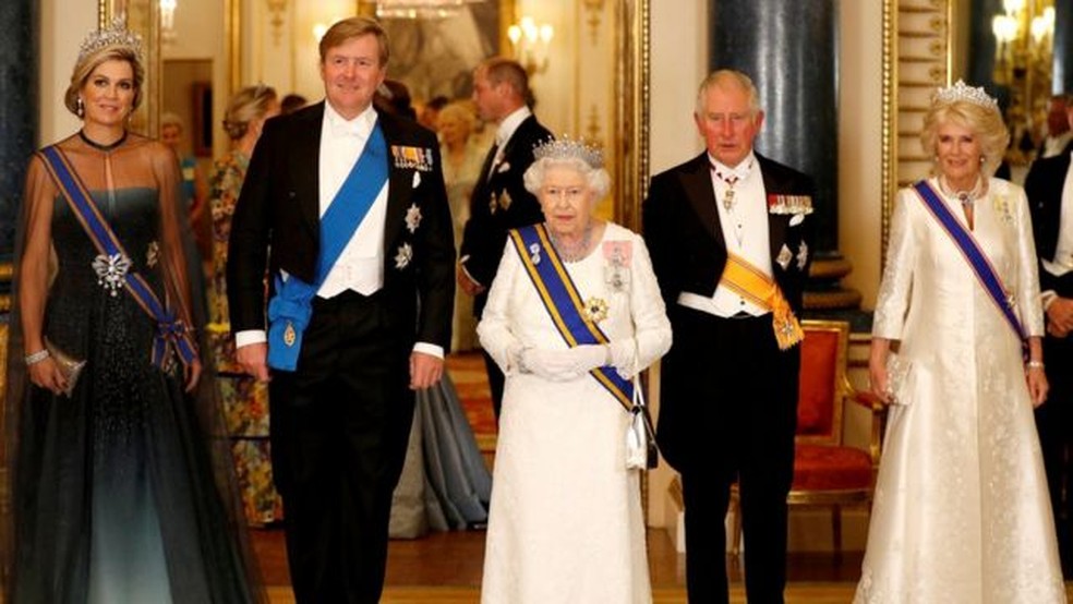 O rei Willem-Alexander e a rainha Maxima da Holanda confirmaram que estarão no funeral — Foto: Reuters via BBC