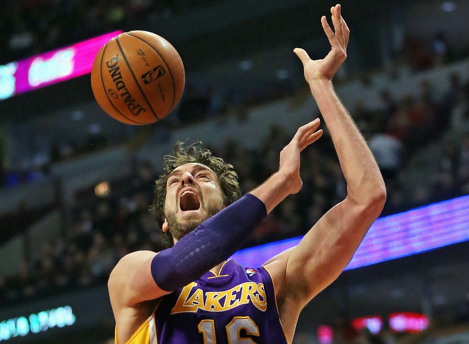 Pau Gasol jogando pelos L.A. Lakers: o time de basquete está sendo processado. (Foto: Getty Images)