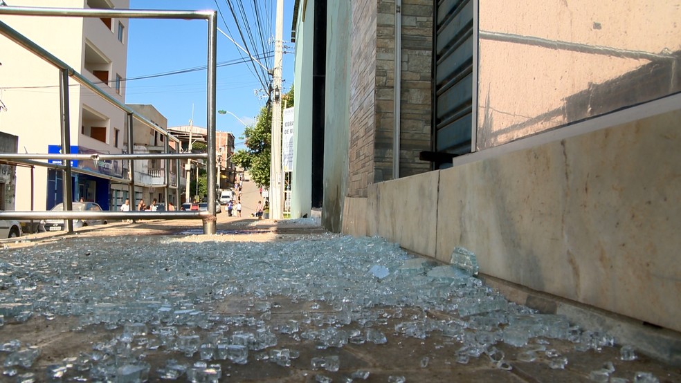 Disparos que matoram um adolescente e feriu outro quebraram vitrine de loja, no ES  — Foto: Reprodução/ TV Gazeta 