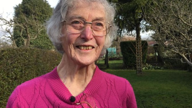 Janet Osborne espera continuar praticando jardinagem se sua perda de visão for interrompida (Foto: FERGUS WALSH via BBC)