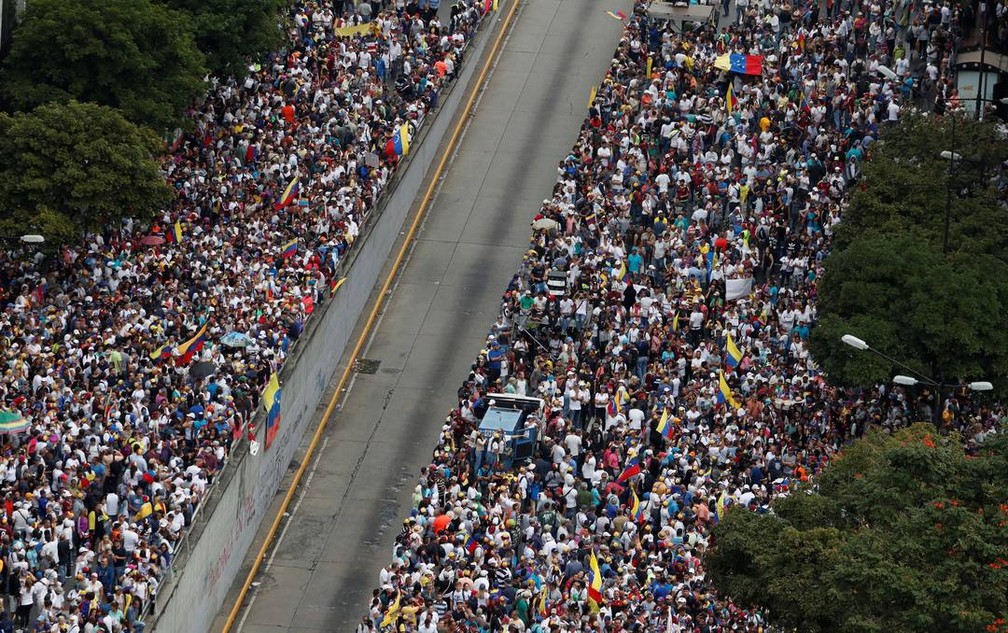 Manifestantes contrários a Maduro protestam em Caracas nesta quarta (23) — Foto: Carlos Garcia Rawlins/Reuters