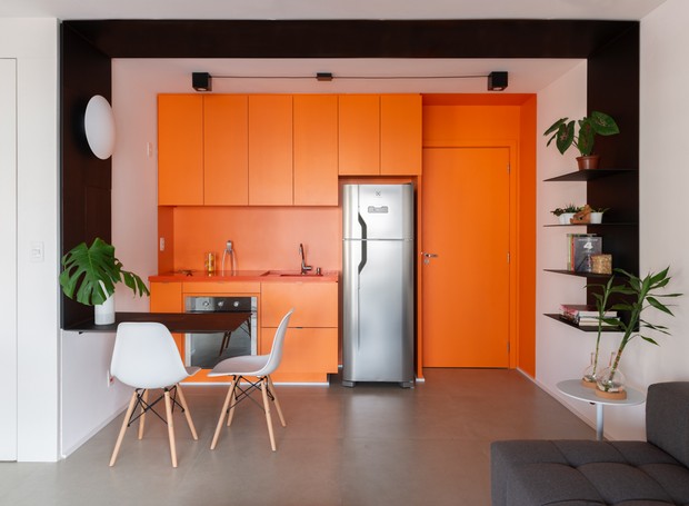  COZINHA | Na cozinha, um grande bloco de Formica laranja forma os armários e a bancada. As peças foram desenhadas pelo escritório CR2 Arquitetura e executadas pela Marcenaria Padrão (Foto: Cris Farhat Fotografia/ Divulgação)
