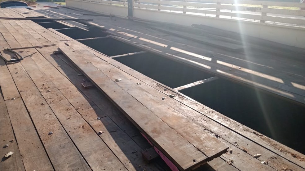 Droga estava escondida no fundo falso de um caminhão — Foto: Messias Braga/ Inter TV