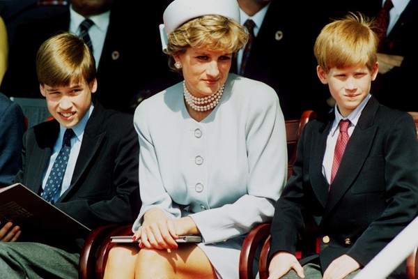 A Princesa Diana (1961-1997) entre os filhos, Príncipe William e Príncipe Harry, em um evento realizado em Londres em maio de 1995 (Foto: Getty Images)