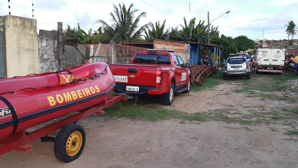 Corpo de Bombeiros utilizou bote para entrar na área  — Foto: Sérgio Henrique Santos/Inter TV Cabugi