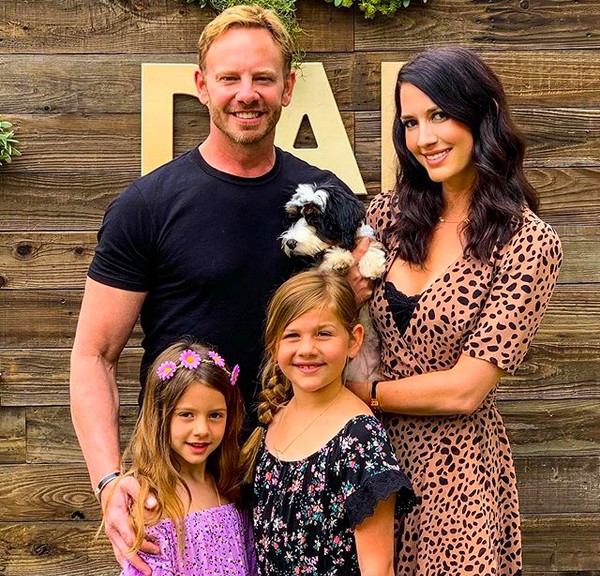 O ator Ian Ziering com as duas filhas e a ex-esposa (Foto: Instagram)