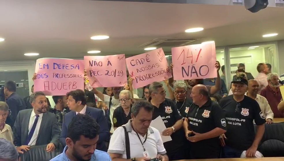 Servidores da Segurana Pblica levaram cartazes impedir votao  Foto: Rafael Oliveira/CBN
