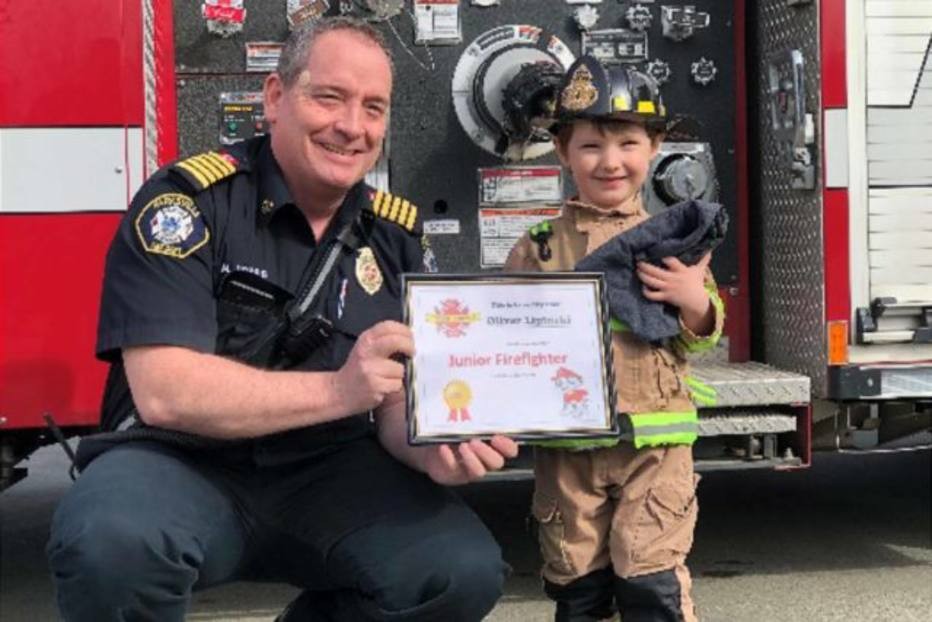 Oliver Lipinski, de 3 anos, foi aprovado para integrar corpo de bombeiros do Canadá (Foto: Corpo de Bombeiros de Parksville)