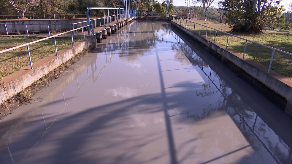 Água está barrenta no canal de captação da ETA Sucupira, em Uberlândia, devido ao rompimento de reservatório em propriedade rural — Foto: Reprodução/TV Integração