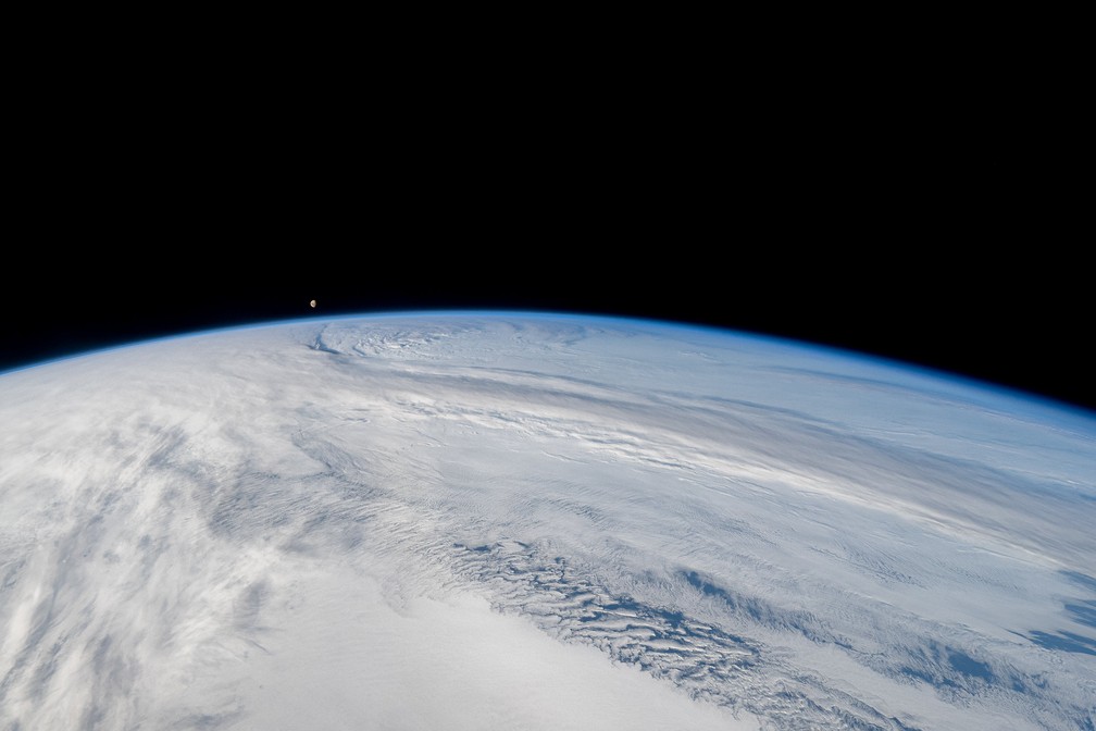 Nuvem deixam a Terra quase branca vista do espaço — Foto: Inspiration4 crew