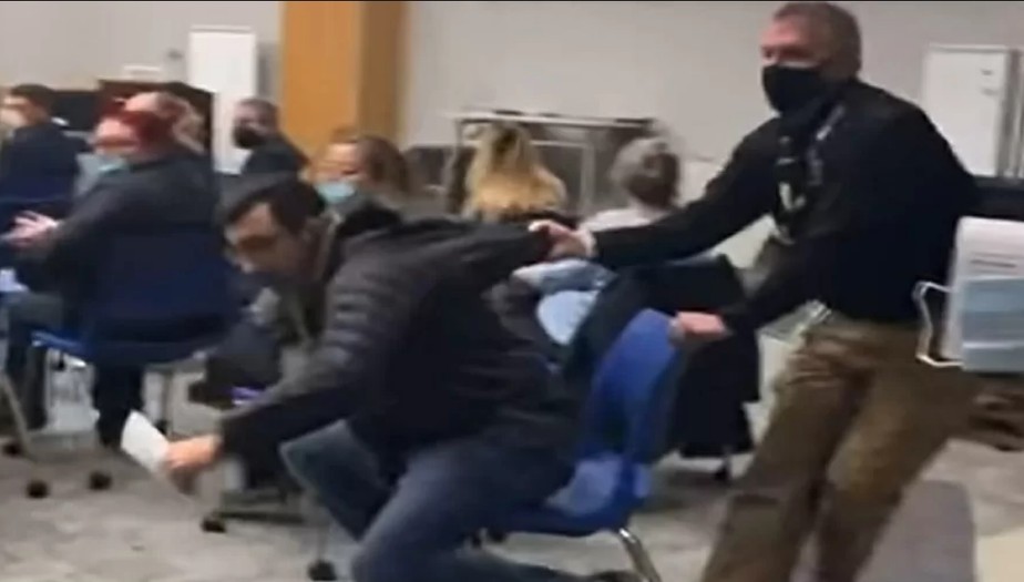 Pai se recusa a usar máscara em reunião escolar e é expulso à força