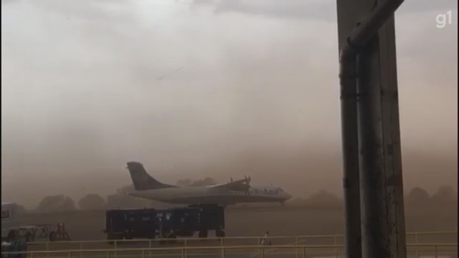 Avião balança com vento forte em Ribeirão Preto, SP