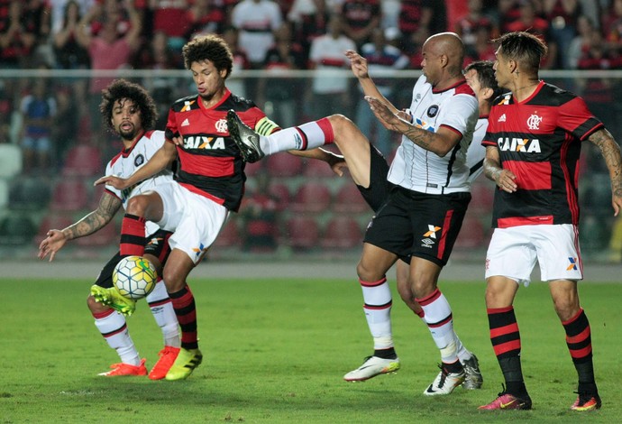 Lance durante a partida entre Flamengo e Atlético PR, válida pelo Campeonato Brasileiro 2016, no Estádio Kleber Andrade, em Cariacica (ES), neste sábado (6).  (Foto: Futura Press)