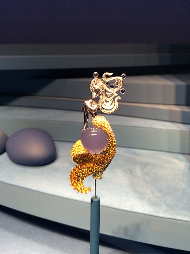 INDIAN AND ATLANTIC OCEANS: Fée des Mers clip sea fairy resting on a chalcedony reef (Foto: Suzy Menkes/ Instagram)