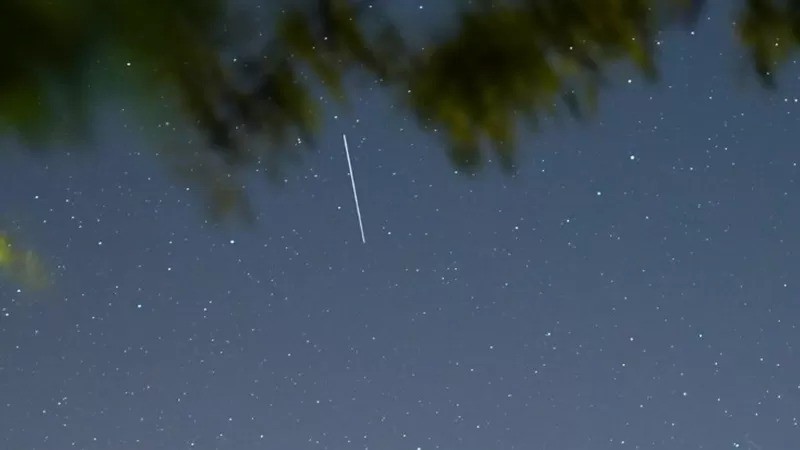 Satélites Starlink geralmente aparecem em fotografias como raios de luz (Foto: GETTY IMAGES via BBC)