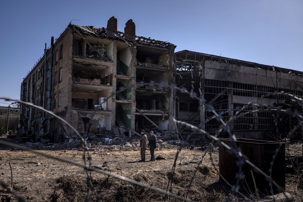 Fachada de prédio no subúrbio de Kiev veio abaixo por impacto de bombardeio russo a fábrica de mísseis próxima ao local — Foto: Fadel Senna/ AFP