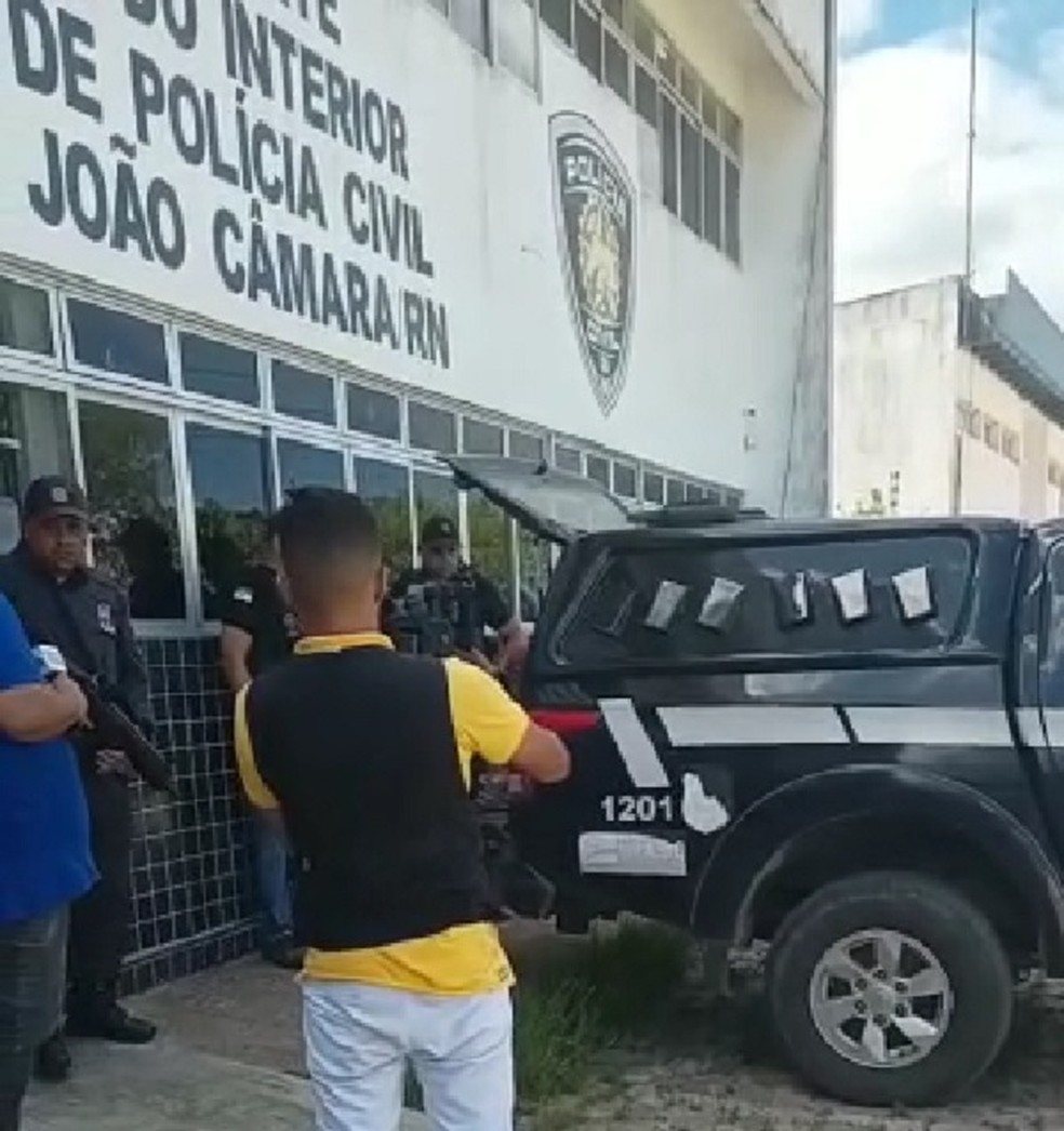 Polícia chega com suspeito de crime à delegacia de João Câmara — Foto: Reprodução