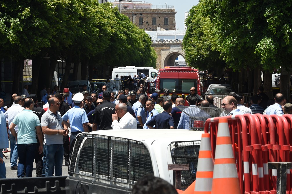 MultidÃ£o se aglomerou perto do local de um dos ataques em TÃºnis, na TunÃ­sia, nesta quinta-feira (27) â€” Foto: Fethi Belaid/AFP