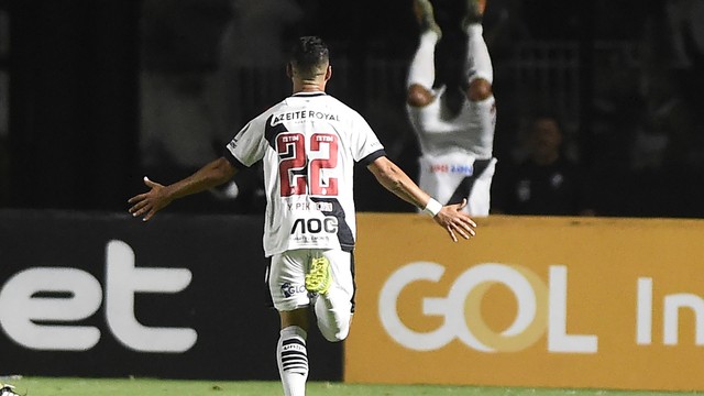 Guarín comemora o gol do Vasco com cambalhota