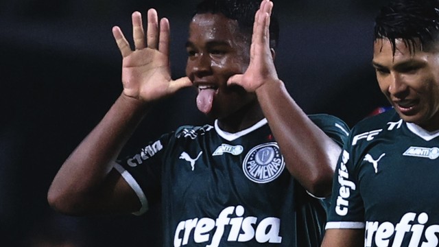 Endrick comemora gol em Palmeiras x Fortaleza