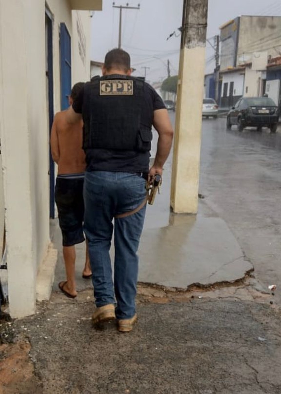 Homem é preso durante a Operação Átria na cidade de Presidente Dutra — Foto: Divulgação/Polícia Civil