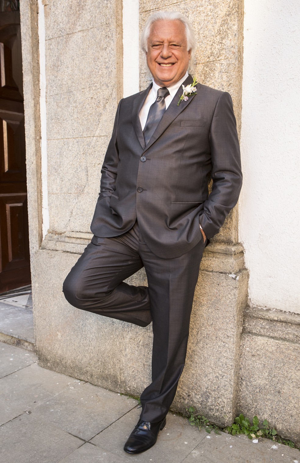 Antonio Fagundes posa todo charmoso nos bastidores da TV Globo (Foto: Felipe Monteiro/ Gshow)