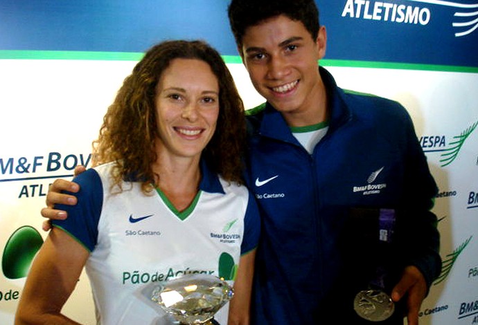 Thiago Braz e Fabiana Murer com prêmios (Foto: João Gabriel Rodrigues / GLOBOESPORTE.COM)