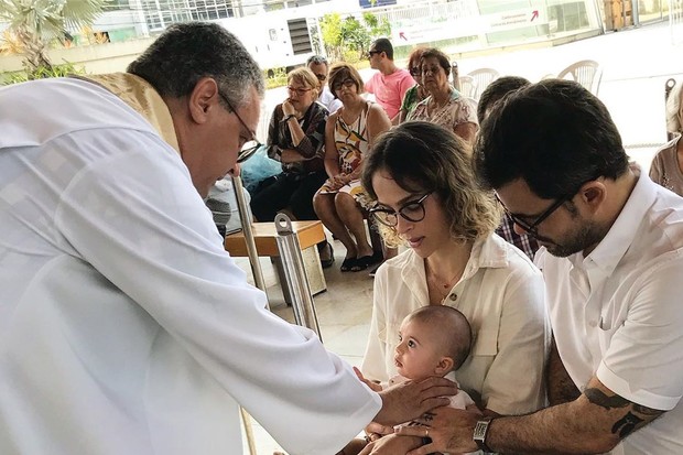 Juliano Cazarré batiza o filho caçula, Gaspar (Foto: Reprodução Instagram)