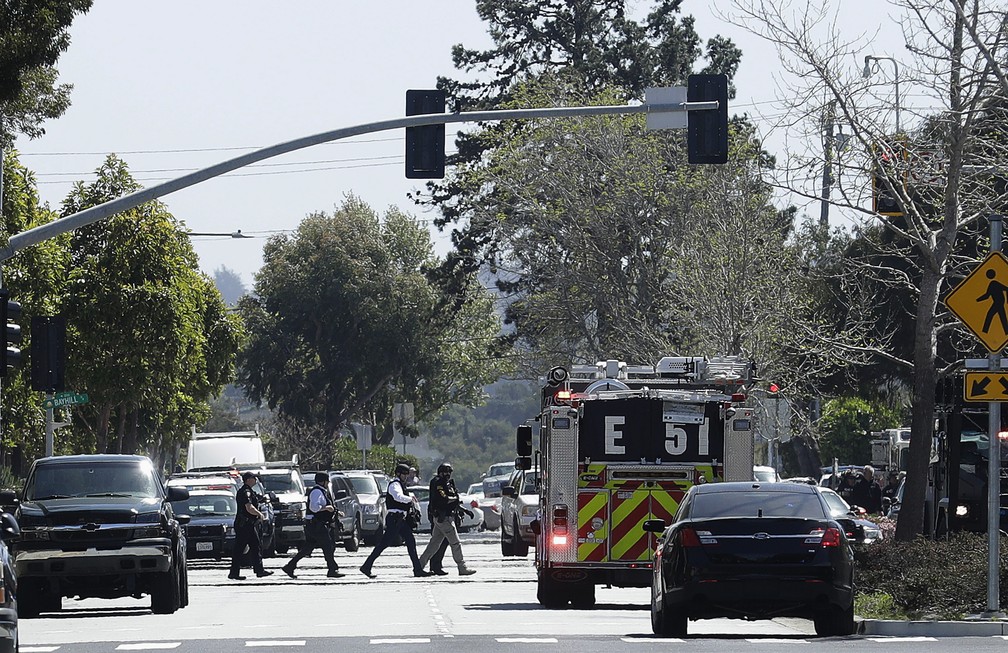 Polícia responde nesta terça-feira (3) a relato de tiroteio na sede do YouTube na Califórnia (Foto: Jeff Chiu/AP Photo)
