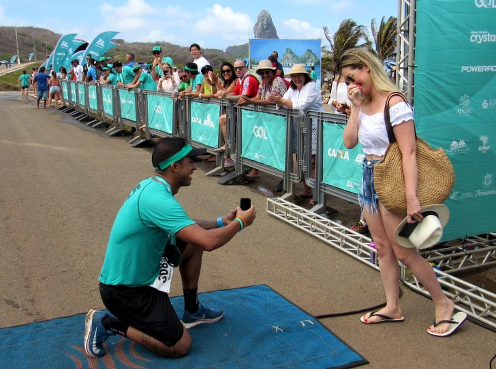 Marcos pediu Pâmela em casamento ao final da corrida  — Foto: Ana Clara Marinho/TV Globo