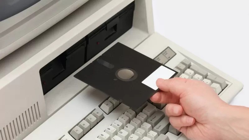 Cerca de 1,9 mil procedimentos governamentais ainda exigem que empresas usem disquetes, CDs e MiniDiscs para armazenar dados (Foto: GETTY IMAGES via BBC)