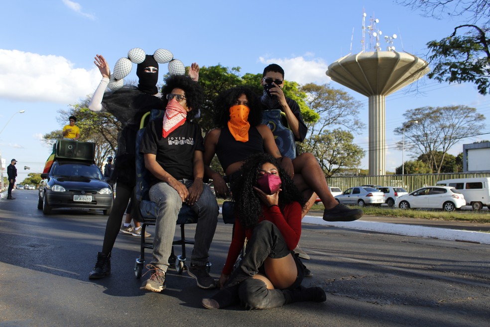 Artistas fazem performance em Ceilândia, no DF, para chamar atenção sobre grupos mais vulneráveis durante pandemia — Foto: Yan Mariano