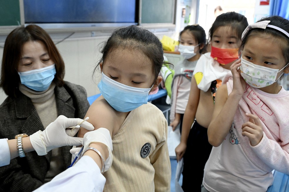 Menina recebe vacina contra a Covid-19 na cidade de Handan, no norte da China, em 27 de outubro de 2021 — Foto: AFP